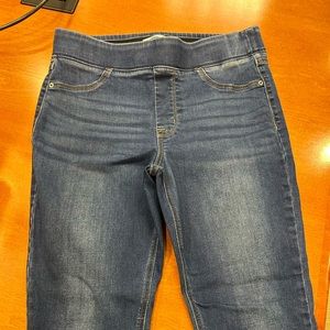Old Navy Rockstar Skinny jeggings. Size 10 Short. Excellent Condition.